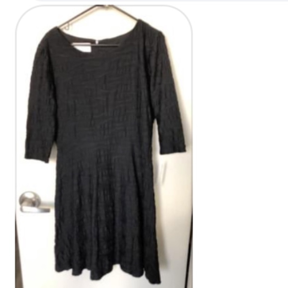 3/4 sleeve length black textures dress